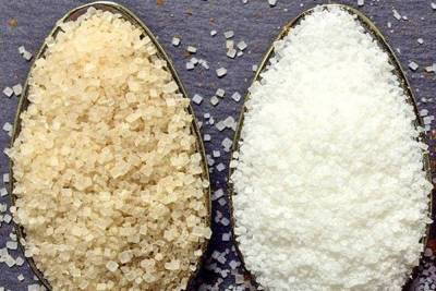 Диетолог перечислил полезные свойства белого и коричневого сахара