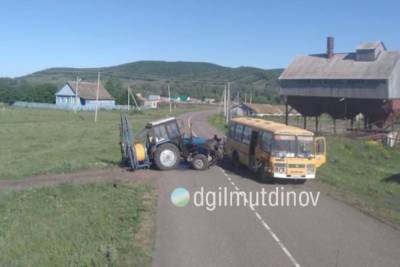 В Башкирии тракторист без прав врезался в автобус, водитель которого оказался пьян