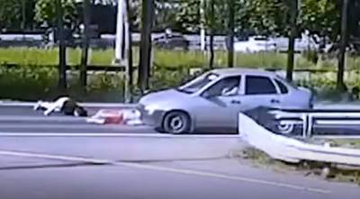 Видео: машина на полной скорости сбила двух пешеходов на зебре в Петербурге