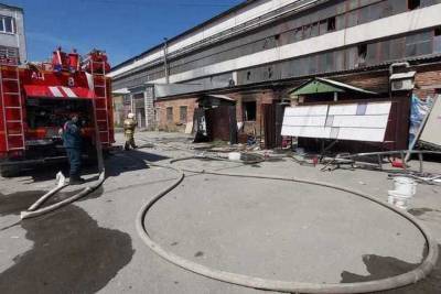 Цех по производству триплекса загорелся в Советском районе Новосибирска