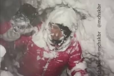 Провалившегося в расщелину альпиниста спасли на Эльбрусе
