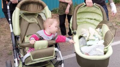 Дочери тюменки, потерявшей имущество в пожаре на Лесобазе, привезли коляску