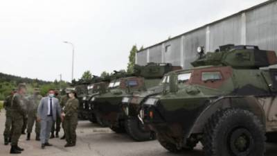 США подарили косовским боевикам бронетранспортеры