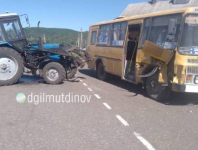 В Башкирии трактор протаранил автобус: пострадала женщина