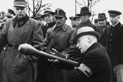 Каких немецких ополченцев Гитлер бросал в бой без оружия