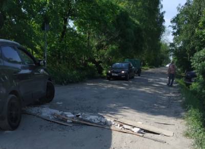 Фото: камнями и досками встретили машины, объезжающие пробку в Красном Бору
