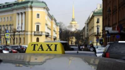 На юге Петербурга пьяный таксист устроил для охранника катание на капоте