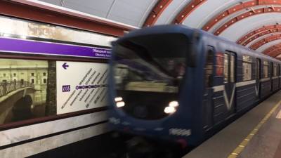 Вечером в метро Петербурга на рельсы упал пассажир