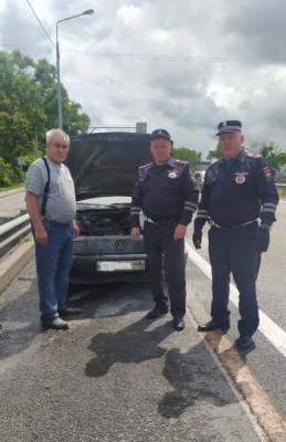 Воронежские полицейские спасли липецкую семью из загоревшегося автомобиля
