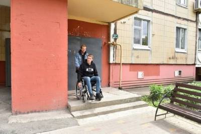 Сотрудник белгородской мэрии проехал по городу на инвалидной коляске
