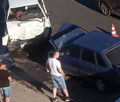 В Смоленске в жесткий «замес» на дороге попали 3 машины