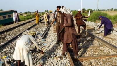 Число жертв железнодорожной катастрофы в Пакистане возросло почти вдвое