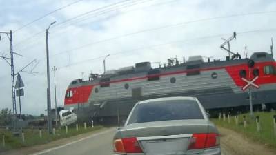 Двое погибших: поезд протаранил внедорожник на переезде. Видео