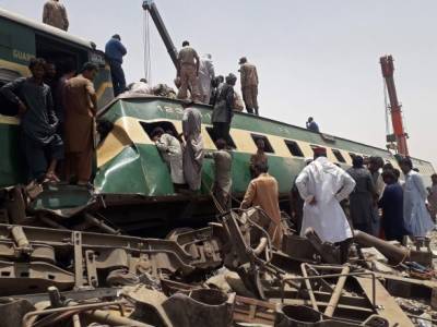 Число жертв столкновения поездов в Пакистане возросло до 62 человек