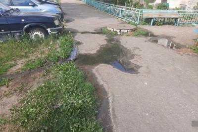 Уже месяц жители Тверской области терпят разливающуюся канализацию
