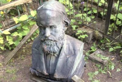 Вандалы разгромили могилу выдающегося ученого в Киеве