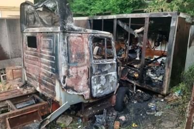 В Смоленске дети подожгли ЗИЛ: грузовик тушили все двором