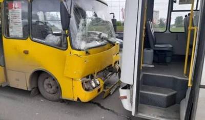 Восемь пассажиров автобуса пострадали при аварии в Ивановской области