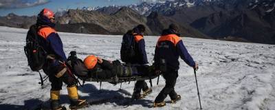 На Эльбрусе спасли альпиниста, провалившегося в расщелину