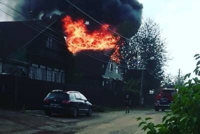 Из-за удара молнии в Твери сгорел дом: семья нуждается в помощи