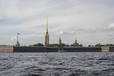 У Петропавловской крепости из воды достали труп