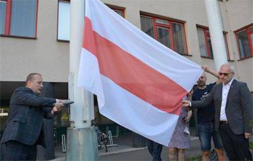 Мэр чешского города Градец-Кралове поднял возле ратуши бело-красно-белый флаг