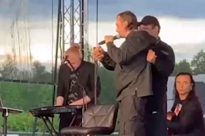 Звездный российский певец вышел на сцену пьяным, видео: "Не мог стоять и издавал странные звуки"