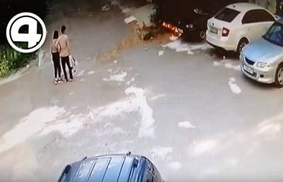 В Екатеринбурге молодая пара подожгла тополиный пух и случайно сожгла машину