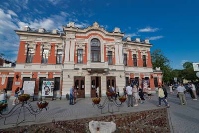 Псковский театр начал продавать билеты на спектакли августа со скидкой 30%