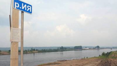 Уровень воды в реке Ия близ города Тулун поднялся выше критического