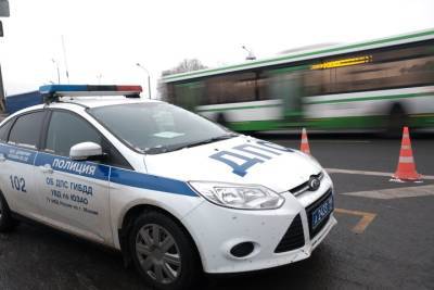 Неуступившая дорогу водитель «Ниссан» стала виновницей ДТП на Новощукинской улице