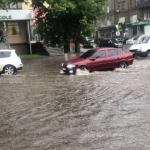 Херсон и Харьков накрыл мощный ливень: машины утопают в воде. Видео