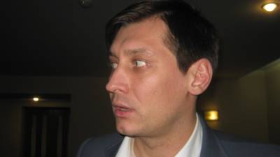 Гудков назвал решение о выезде из России «временным отступлением»