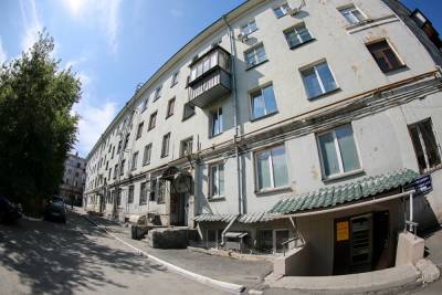 В Магнитогорске два подростка выпрыгнули с балкона пятого этажа, прячась от полиции