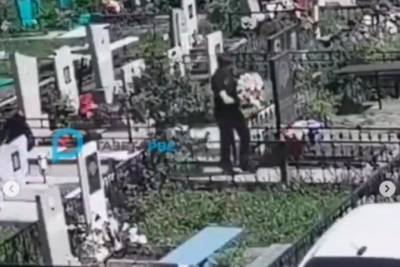 Житель кубанской станицы брал цветы с кладбища и продавал их на рынке