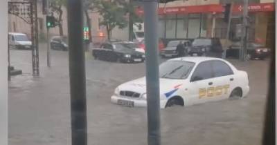 Харьков и Херсон накрыл сильный ливень: затопило улицы, машины "поплыли" (ФОТО, ВИДЕО)
