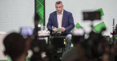 Лидер "УДАРа" Кличко приехал на конференцию с участием Зеленского на велосипеде и рассказал, за какую Украину борется