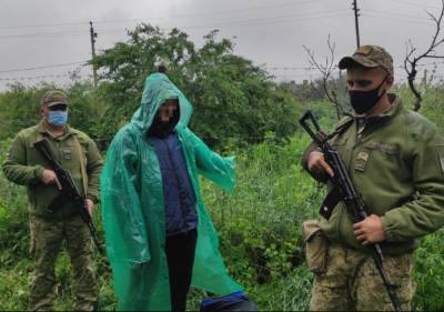 Мужчина в дождевике устроил переполох на украинской границе с РФ: "Нес пакет с..."