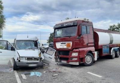 Под Киевом столкнулись грузовик и микроавтобус, пострадали пять человек