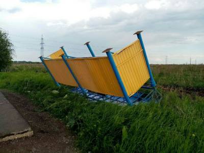 В Удмуртии автобусная остановка опрокинулась от ветра (ФОТО)