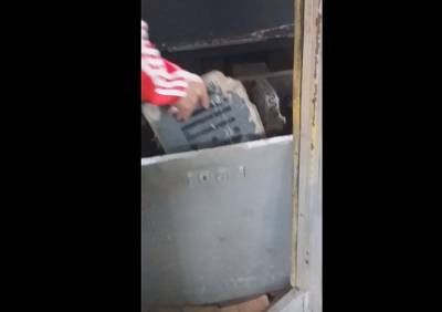 В Рязани сняли на видео, как водитель пытался починить сломавшийся троллейбус картонкой