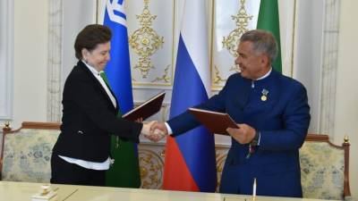 Минниханов подписал план по межрегиональному соглашению с главой ХМАО