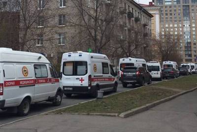 В Покровской больнице в Петербурге назвали причину скопления скорых