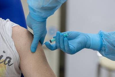 Госдума одобрила включения прививки от COVID-19 в национальный календарь прививок