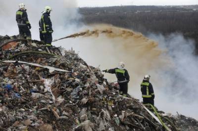 Кировский губернатор требует организовать мониторинг воздуха после пожара на полигоне ТБО