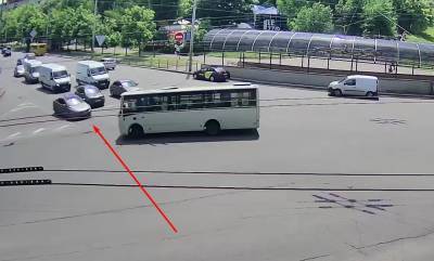 Момент аварии с пассажирским автобусом в Киеве попал на видео: есть пострадавшие