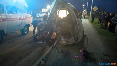 Микроавтобус разорвало в жуткой аварии в Ногликах