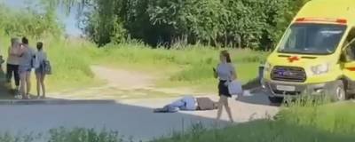 В Новосибирске мужчина упал с моста на прохожего
