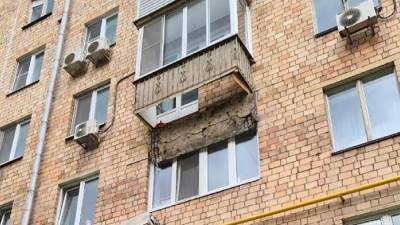 В Москве обрушилась часть балкона жилого дома