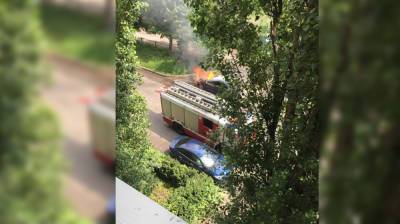 В Воронеже у жилого дома загорелся автомобиль